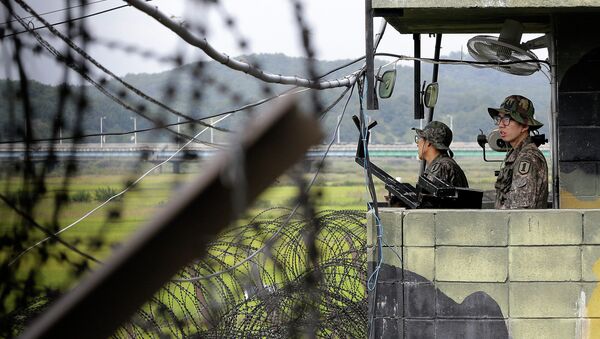 South Korean army soldiers stand guard at a military check point at the Imjingak Pavilion near the border village of Panmunjom, which has separated the two Koreas since the Korean War, in Paju, South Korea. - Sputnik International