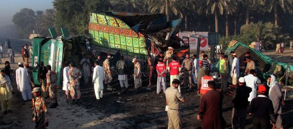 Pakistan paramilitary soldiers and rescue workers gether at the site of bus and truck collision in Khairpur district, Pakistan, Tuesday, Nov. 11, 2014 Pakistan paramilitary soldiers and rescue workers gether at the site of bus and truck collision in Khairpur district, Pakistan, Tuesday, Nov. 11, 2014 - Sputnik International
