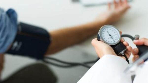 Doctor measuring patient's blood pressure - Sputnik International