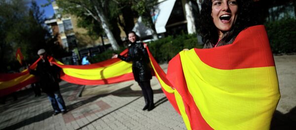 Spanish unionists shout slogans and hold a Spanish flag during a protest in Madrid against the symbolic independence vote in Catalonia - Sputnik International