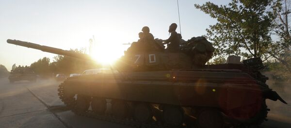 Soldiers of Ukrainian army ride on tanks in the port city of Mariupol, southeastern Ukraine, Friday, Sept. 5, 2014 Soldiers of Ukrainian army ride on tanks in the port city of Mariupol, southeastern Ukraine, Friday, Sept. 5, 2014 - Sputnik International