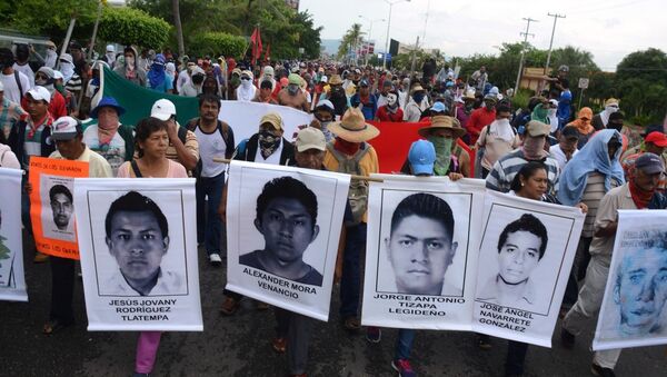 Students block access to the Acapulco airport to protest the disappearance, and probable murder, of 43 students in the state of Guerrero, Mexico - Sputnik International