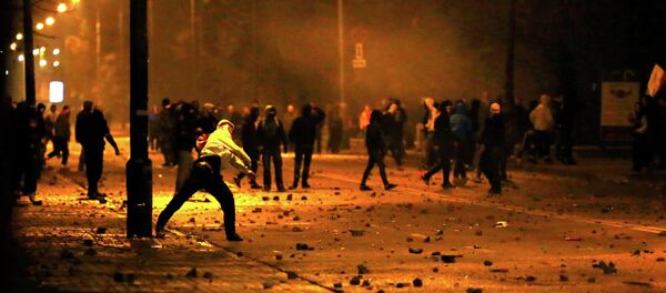 Several hundred masked men threw stones and flares at lines of riot police after they broke away from a far-right march Warsaw November 11, 2014 Several hundred masked men threw stones and flares at lines of riot police after they broke away from a far-right march Warsaw November 11, 2014 - Sputnik International