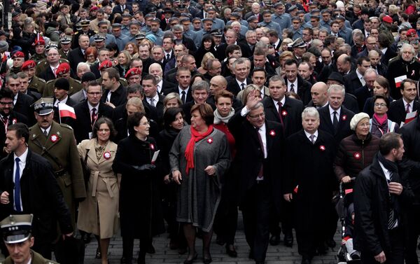 Poland's President Bronislaw Komorowski and his wife Anna (C) walk together with officials during the Independence Day celebrations in Warsaw November 11, 2014 - Sputnik International