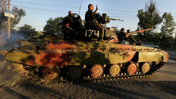Soldiers of Ukrainian army ride on a tank in the port city of Mariupol, southeastern Ukraine, Friday, Sept. 5, 2014 - Sputnik International
