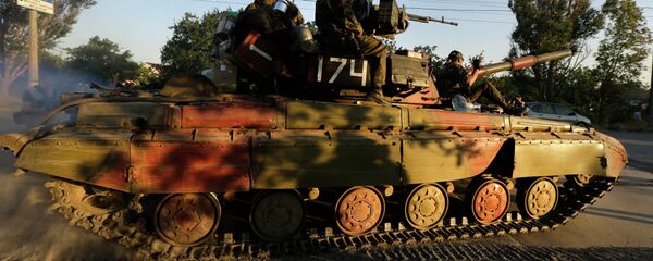 Soldiers of Ukrainian army ride on a tank in the port city of Mariupol, southeastern Ukraine, Friday, Sept. 5, 2014 - Sputnik International