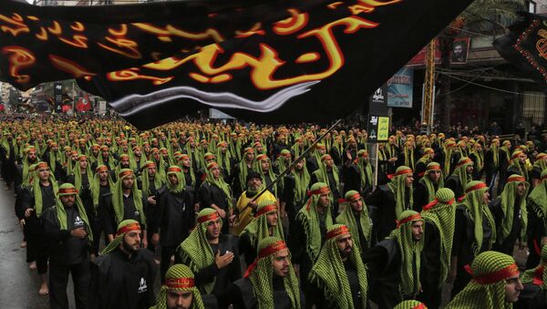 Lebanese Hezbollah supporters march during a religious procession to mark Ashoura in Beirut's suburbs November 4, 2014. - Sputnik International