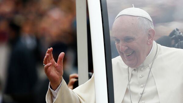 Pope Francis waves as he arrives to lead his weekly general audience in Saint Peter's Square at the Vatican November 12, 2014 - Sputnik International