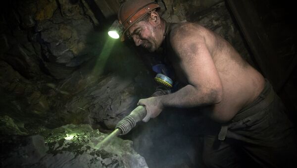 In this photo taken Thursday, October  30, 2014, miner Vitaly Khristich uses a jackhammer at the Chelyuskintsev coal mine in the city of Donetsk, eastern Ukraine - Sputnik International