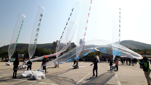 A group of about three dozen South Korean anti-DPRK activists launched 10 giant helium balloons over the border on Friday carrying 200,000 anti-regime leaflets, South Korea’s Yonghap News Agency reports. - Sputnik International
