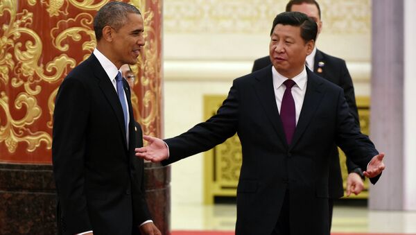 Chinese President Xi Jinping gestures to U.S. President Barack Obama (L) as they arrive for a lunch banquet in the Great Hall of the People in Beijing November 12, 2014 - Sputnik International