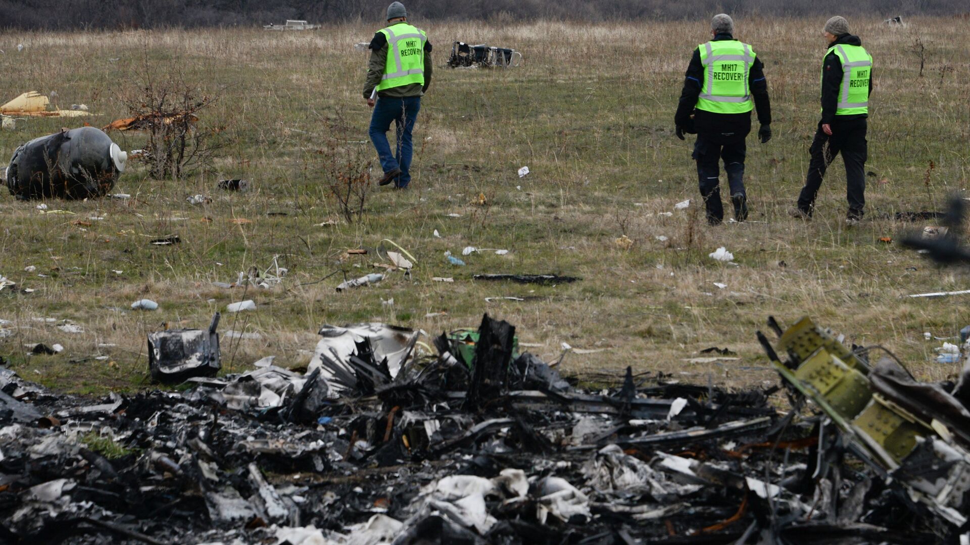MH17 flight recovery team members examine one of the areas of the Malaysia Airlines Flight 17 plane crash in the village of Hrabove, Donetsk region, eastern Ukraine Tuesday, Nov. 11, 2014 - Sputnik International, 1920, 17.11.2022