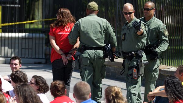 Demonstrators are arrested outside the White House in Washington on Thursday, Aug. 28, 2014 during a rally calling for President Barack Obama to stop deportations of migrants - Sputnik International