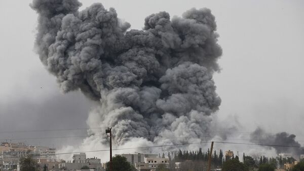 Thick smoke rises following an airstrike by the US-led coalition in Kobani, Syria - Sputnik International