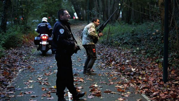 Members of the police animal brigade walk through a wood in Montevrain, east of Paris, Thursday Nov. 13, 2014 - Sputnik International