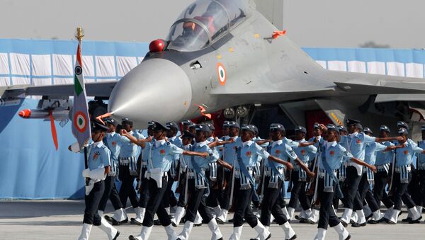 Indian Air Force personnel march past a Sukhoi-30 fighter on the occasion of Air Force Day at the Air Force Station in Hindon, on the outskirts of New Delhi, India, Monday, Oct. 8, 2012 - Sputnik International