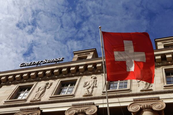 A national flag of Switzerland flies in front of a branch office of Swiss bank Credit Suisse in Luzern October 30, 2014 - Sputnik International