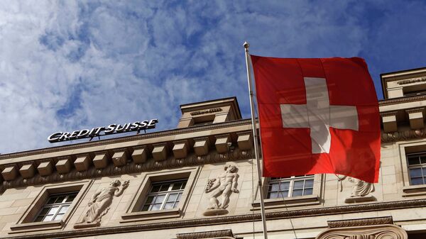 A national flag of Switzerland flies in front of a branch office of Swiss bank Credit Suisse in Luzern October 30, 2014 - Sputnik International