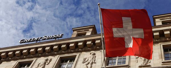 A national flag of Switzerland flies in front of a branch office of Swiss bank Credit Suisse in Luzern October 30, 2014 - Sputnik International