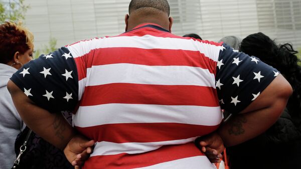 Overweight man wears a shirt patterned after the American flag - Sputnik International
