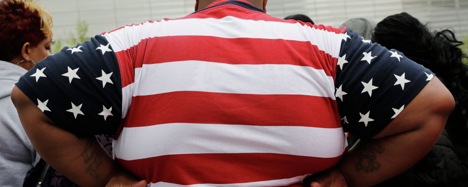 Overweight man wears a shirt patterned after the American flag - Sputnik International, 1920, 15.09.2021