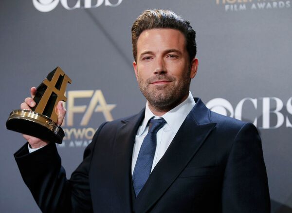 Actor Ben Affleck poses backstage with the Hollywood film award, which he accepted on behalf of the creators, for Gone Girl during the Hollywood Film Awards in Hollywood, California Actor Ben Affleck poses backstage with the Hollywood film award, which he accepted on behalf of the creators, for Gone Girl during the Hollywood Film Awards in Hollywood, California - Sputnik International