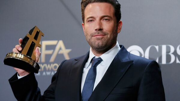 Actor Ben Affleck poses backstage with the Hollywood film award, which he accepted on behalf of the creators, for Gone Girl during the Hollywood Film Awards in Hollywood, California - Sputnik International