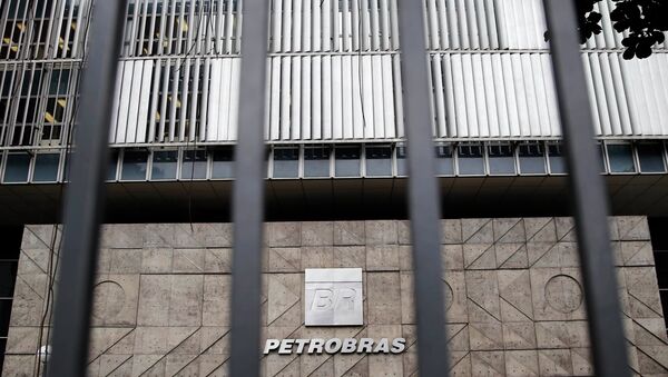 Brazilian authorities arrested 27 in connection with the Petrobras corruption probe, a move which may undermine public support for President Rousseff. - Sputnik International