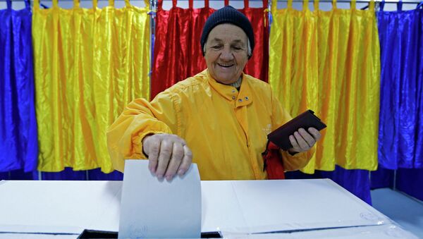 A woman casts her ballot at a polling station in Bucharest November 16, 2014. - Sputnik International