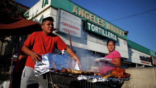 A man cooks meat in a shopping cart in the Westlake area of Los Angeles, home to many Mexican and Central American migrants, California - Sputnik International
