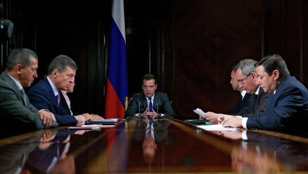 Dmitry Medvedev chairs a meeting with his deputies on Monday. - Sputnik International