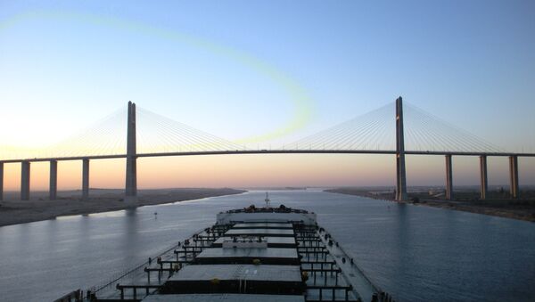 Capesize bulk carrier, approaches the Suez Canal Bridge - Sputnik International