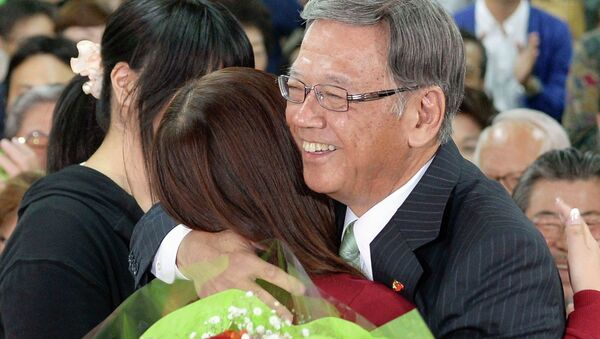 Former mayor of Naha, the capital city of Okinawa prefecture, Takeshi Onaga, (R) hugs his daughter as they celebrate his victory in the Okinawa gubernatorial election in Naha on the Japanese southern islands of Okinawa - Sputnik International
