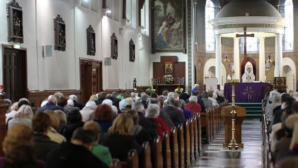 A priest takes mass at St Mary's Roman Catholic Church in Belfast, Northern Ireland. (File) - Sputnik International