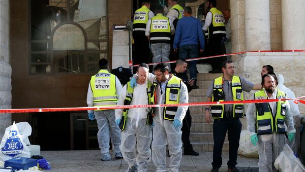 Israeli emergency personnel stand at the scene of an attack at a Jerusalem synagogue November 18, 2014. - Sputnik International
