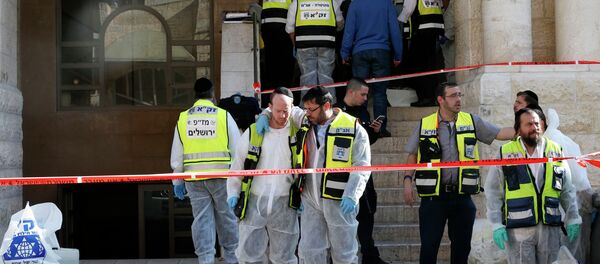 Israeli emergency personnel stand at the scene of an attack at a Jerusalem synagogue November 18, 2014. Israeli emergency personnel stand at the scene of an attack at a Jerusalem synagogue November 18, 2014. - Sputnik International