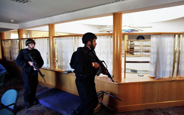 Israeli security personnel search a religious Jewish Yeshiva next to a synagogue, where a suspected Palestinian attack took place, in Jerusalem, November 18, 2014. - Sputnik International