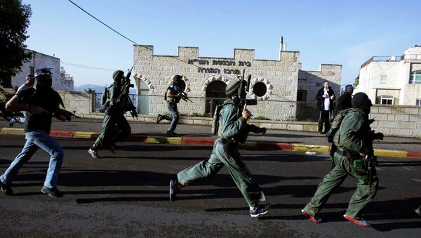 Israeli security personnel run next to a synagogue, where a suspected Palestinian attack took place. - Sputnik International