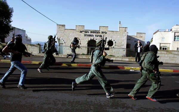 Israeli security personnel run next to a synagogue, where a suspected Palestinian attack took place. - Sputnik International