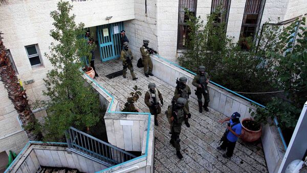 Israeli security personnel search a religious Jewish Yeshiva next to a synagogue, where an attack took place, in Jerusalem, November 18, 2014. - Sputnik International