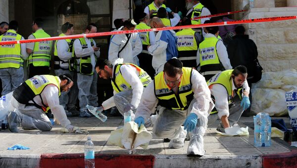 Members of the Israeli Zaka emergency response team clean blood from the scene of an attack at a Jerusalem synagogue - Sputnik International