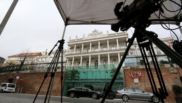 Cameras stand under a tent in front of Palais Coburg where closed-door nuclear talks with Iran take place in Vienna, Austria, Tuesday, Nov. 18, 2014 - Sputnik International