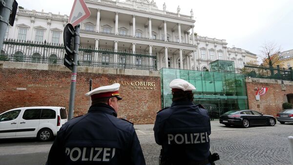 Police guard in front of Palais Coburg where closed-door nuclear talks with Iran take place in Vienna, Austria, Tuesday, Nov. 18, 2014 - Sputnik International