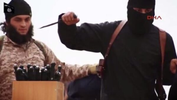 ISIL fighter with knives - Sputnik International