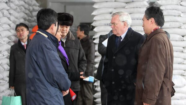Former UN political chief B. Lynn Pascoe tours a food processing factory called The Pyongyang Children Foodstuff Factory where the World Food Program produces flour in Pyongyang - Sputnik International