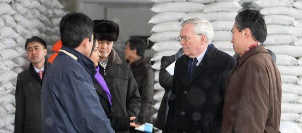 Former UN political chief B. Lynn Pascoe tours a food processing factory called The Pyongyang Children Foodstuff Factory where the World Food Program produces flour in Pyongyang - Sputnik International