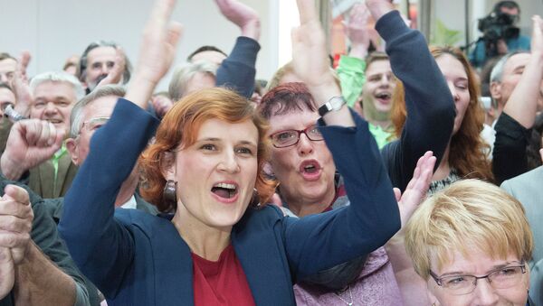 German Left Party Chairwoman Katja Kipping (left) told local media that Angela Merkel should invite Vladimir Putin to the next G8 Summit in Schloss Elmau. - Sputnik International