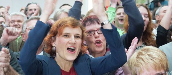 German Left Party Chairwoman Katja Kipping (left) told local media that Angela Merkel should invite Vladimir Putin to the next G8 Summit in Schloss Elmau. - Sputnik International