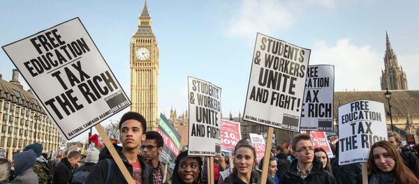 Demonstrators stand in Parliament Square in front of the Houses of Parliament Demonstrators stand in Parliament Square in front of the Houses of Parliament - Sputnik International