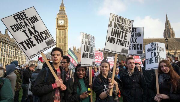 Demonstrators stand in Parliament Square in front of the Houses of Parliament - Sputnik International